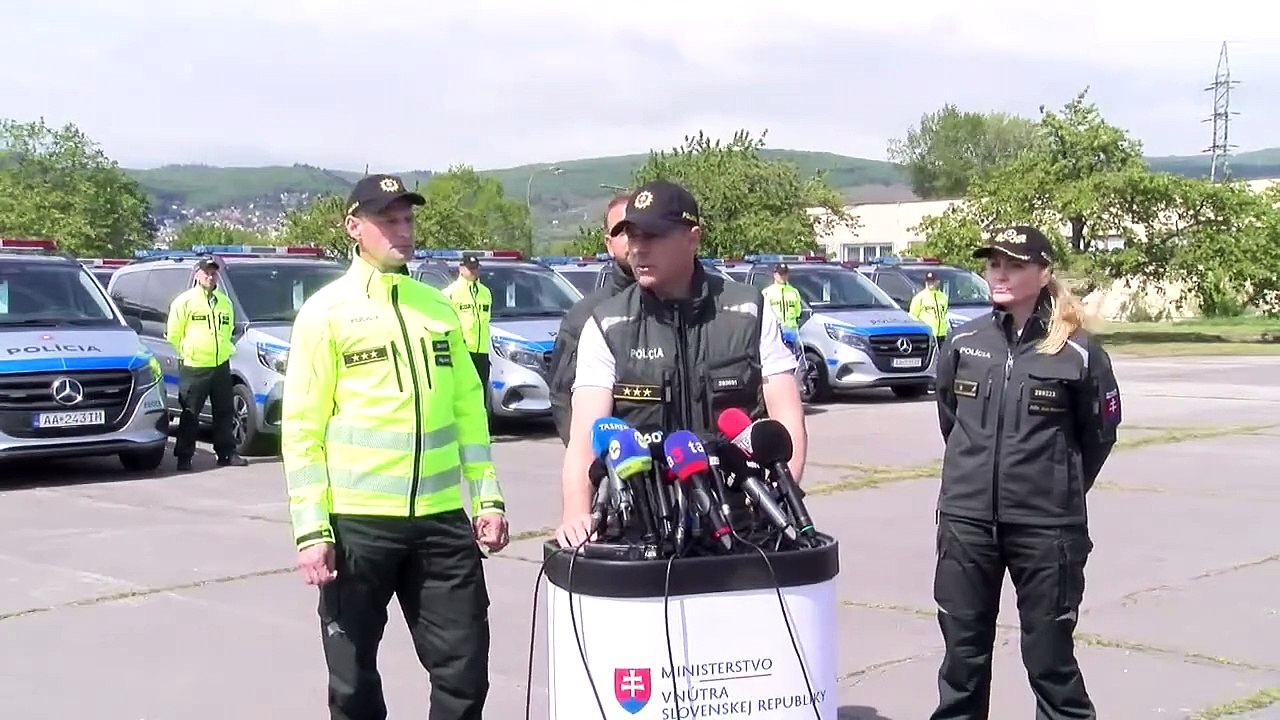 ZÁZNAM: Rezort vnútra odovzdal nové policajné vozidlá pre dopravných policajtov