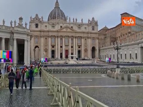 Funerali di Papa Francesco, i lavori di allestimento del palco in piazza San Pietro