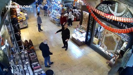 Esnaf ve müşteriler böyle kaçıştılar! Kapalıçarşı'da deprem anları kamerada