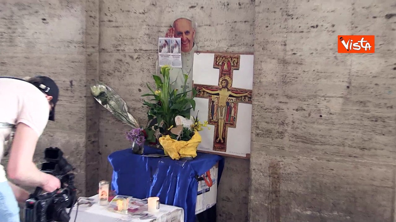 Addio a Papa Francesco, l'omaggio dei fedeli con fori e biglietti in via della Conciliazione