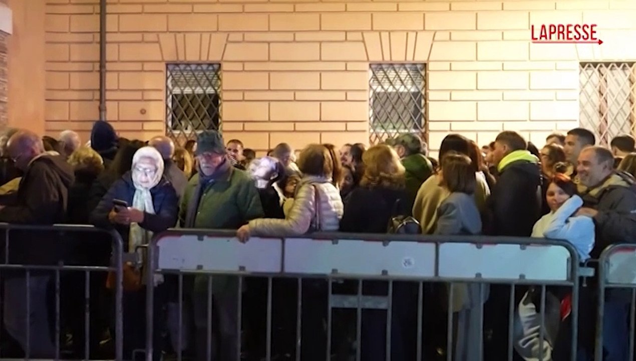 Papa Francesco, l'omaggio dei fedeli a San Pietro: la Basilica aperta oltre la mezzanotte