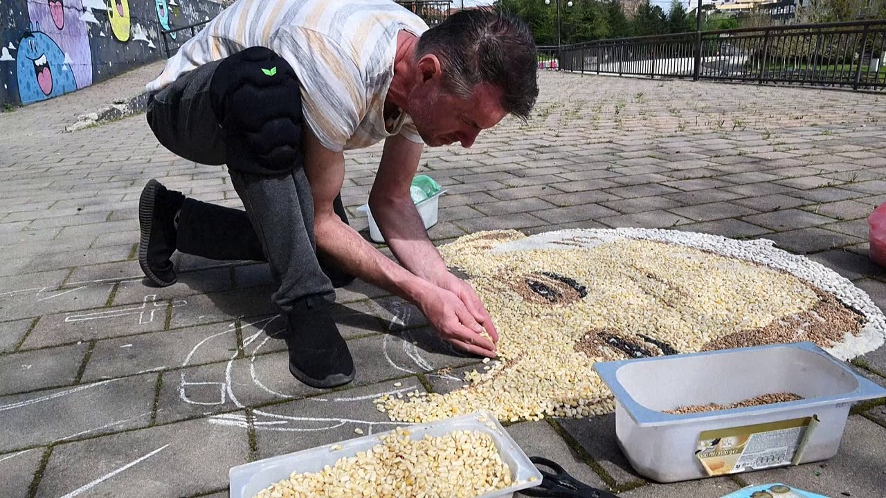 Un artiste kosovar réalise un portrait du pape François avec des graines