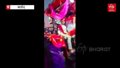 दूल्हे ने निकाली ट्रैक्टर में बारात, दूल्हन की मांग की पूरी, समाज को दिया संदेश
