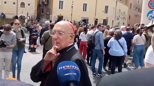 Migliaia di fedeli in fila per l'ultimo saluto a Papa Francesco