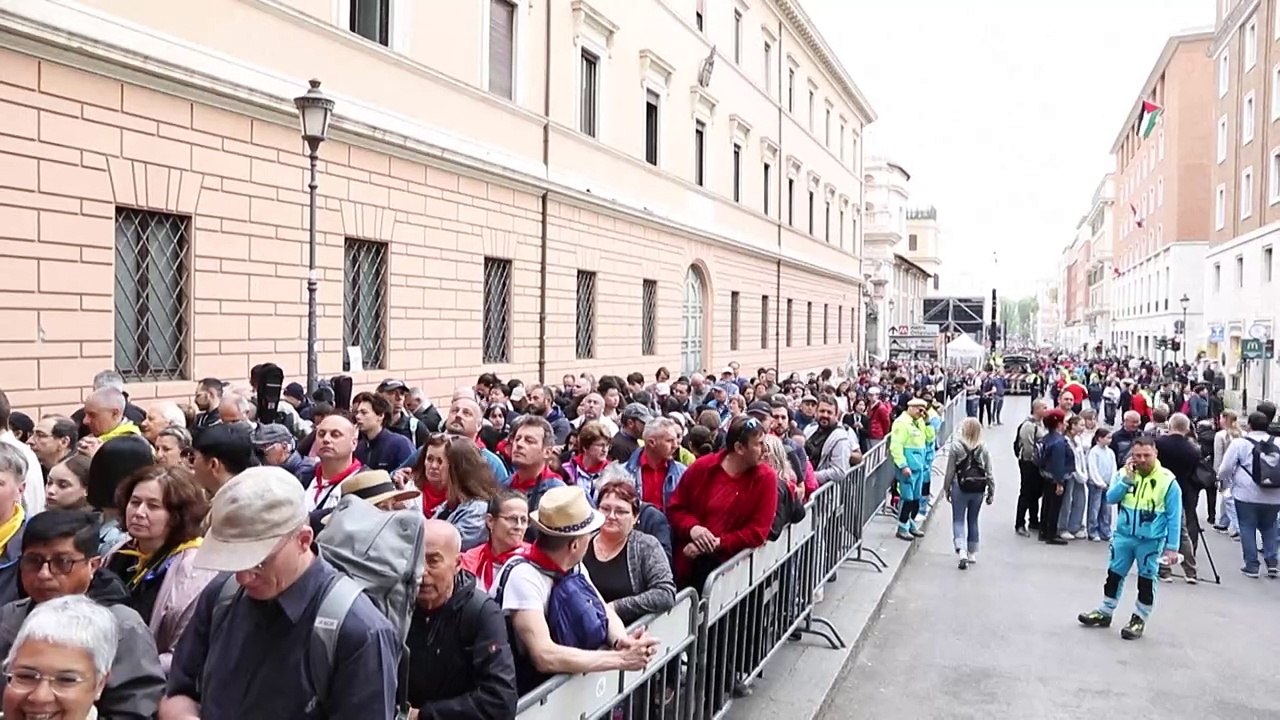 Tausende nehmen Abschied vom Papst: 'Er war gut zu allen Menschen'