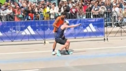 Corredor brasileiro, Pedro Arieta, ajuda outro competidor a ultrapassar a linha de chegada