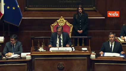 25 aprile, La Russa parla da seduto, poi si alza in piedi su richiesta di Pd e Iv: Polemica inutile