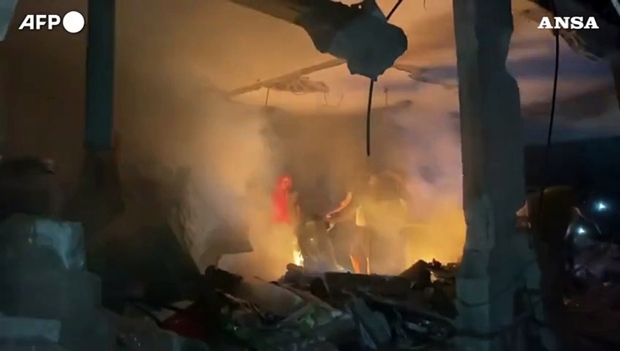 Gaza, i primi soccorsi dopo un attacco israeliano su Khan Yunis