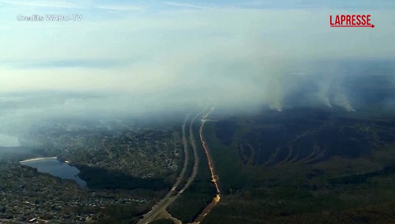 19enne d? fuoco a dei pallet ma non riesce a spegnerli: una gigantesca nube di fumo invade l'aria