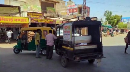 छाया में फरमाते रहे आराम, टूटते रहे यातायात के कायदे, दूर खड़े देखते रहे