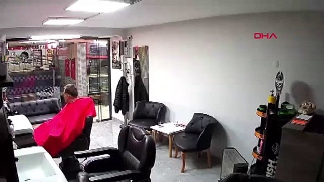 İlginç deprem anı! Müşterisini tıraş sandalyesinde unuttu