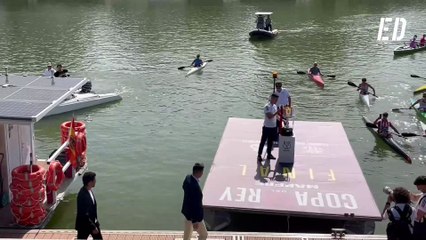 Joaquin y Jesús Navas llevan la copa a Juanma Moreno