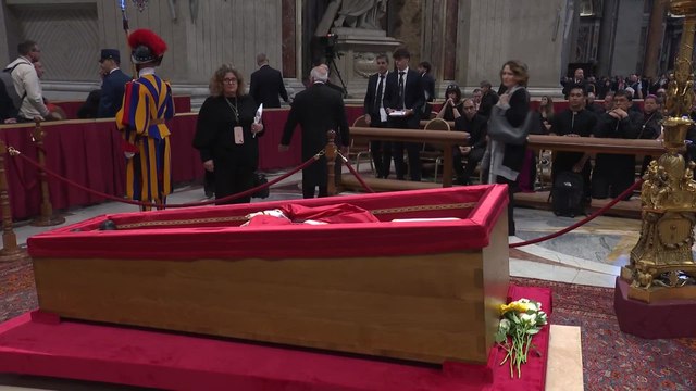 I giocatori della Roma rendono omaggio a Papa Francesco al Vaticano