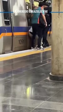 Homem tem o pé preso no trem da Estação Guará, na noite de ontem (23/4)