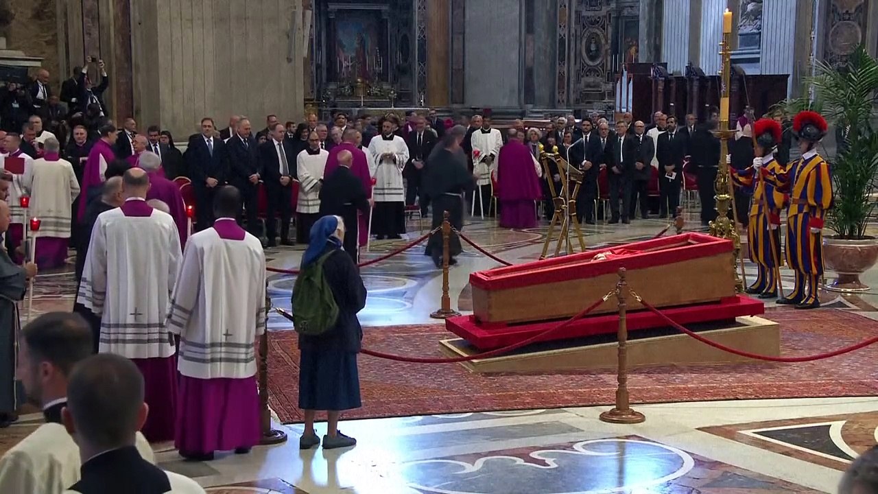 Französische Nonne bleibt am Sarg von Franziskus stehen