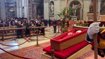 Casi 50.000 personas han desfilado para despedirse del papa en la basílica de San Pedro