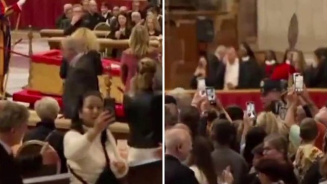 Il gesto che indigna i fedeli: i selfie nella basilica di San Pietro con la salma di Papa Francesco