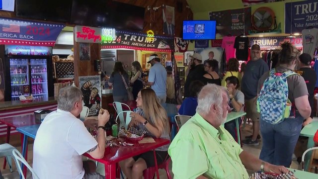 No 'Trump Burger', clientes saboreiam os primeiros 100 dias do presidente