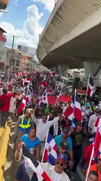 Cientos de dominicanos marchan hacia el Palacio Nacional en apoyo a convocatoria de la Antigua Orden Dominicana