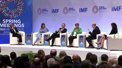 Sturzenegger le regaló un pin de motosierra a Georgieva