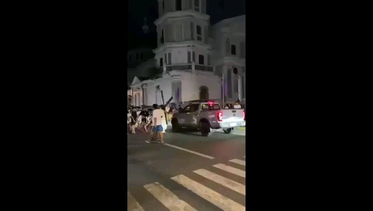 "Jesus" bate em rapaz que o atrapalhava em encenação