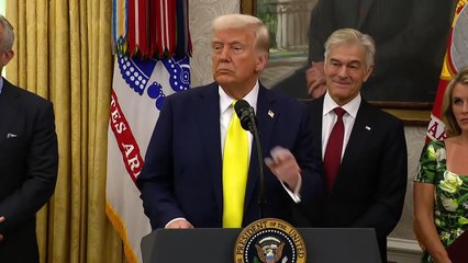 Bonés com lema 'Trump 2028' à venda em loja virtual do presidente americano