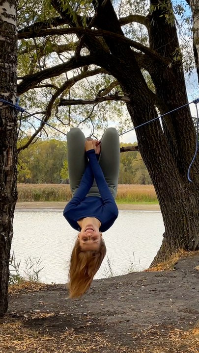 SAFELY Chop Wood Without Losing a Finger! 👍🏼 #shorts #diy #hack