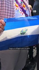 Miles hacen cola en la Plaza de San Pedro para despedir al papa Francisco