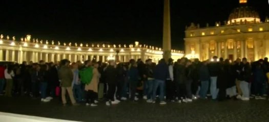 Una cantidad abrumadora de gente sigue haciendo fila para ver el féretro