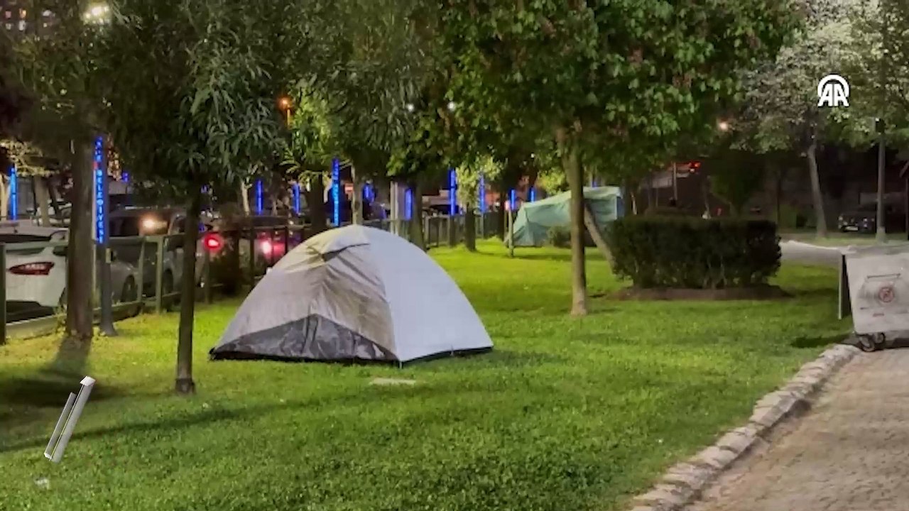 İstanbul'da bazı vatandaşlar deprem korkusuyla bu geceyi de dışarıda geçirdi