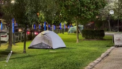 İstanbul'da bazı vatandaşlar deprem korkusuyla bu geceyi de dışarıda geçirdi