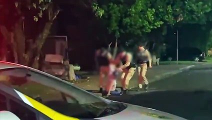 Homem é contido pela PM ao invadir área isolada em situação com refém