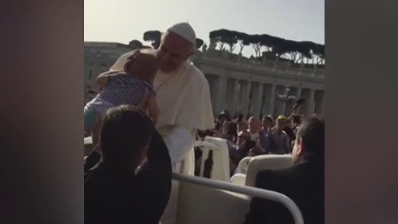 tn7-familia tica comparte recuerdo con papa Francisco: alzó y bendijo a su hijo-240425