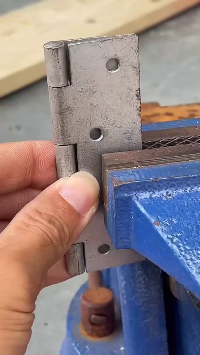 Create a great tool using a door hinge and a multi-purpose blade. #diy #tips