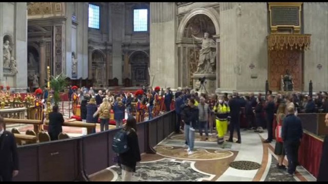 Papa, ultimo giorno per l'omaggio alla salma: oltre 100mila presenze