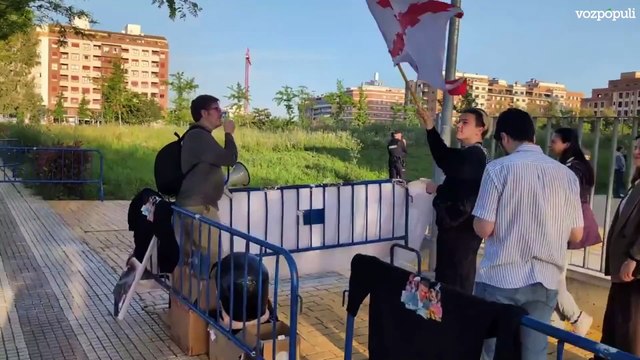 El autobús de Hazte Oír 'acompaña' al hermano de SÁNCHEZ en el juzgado