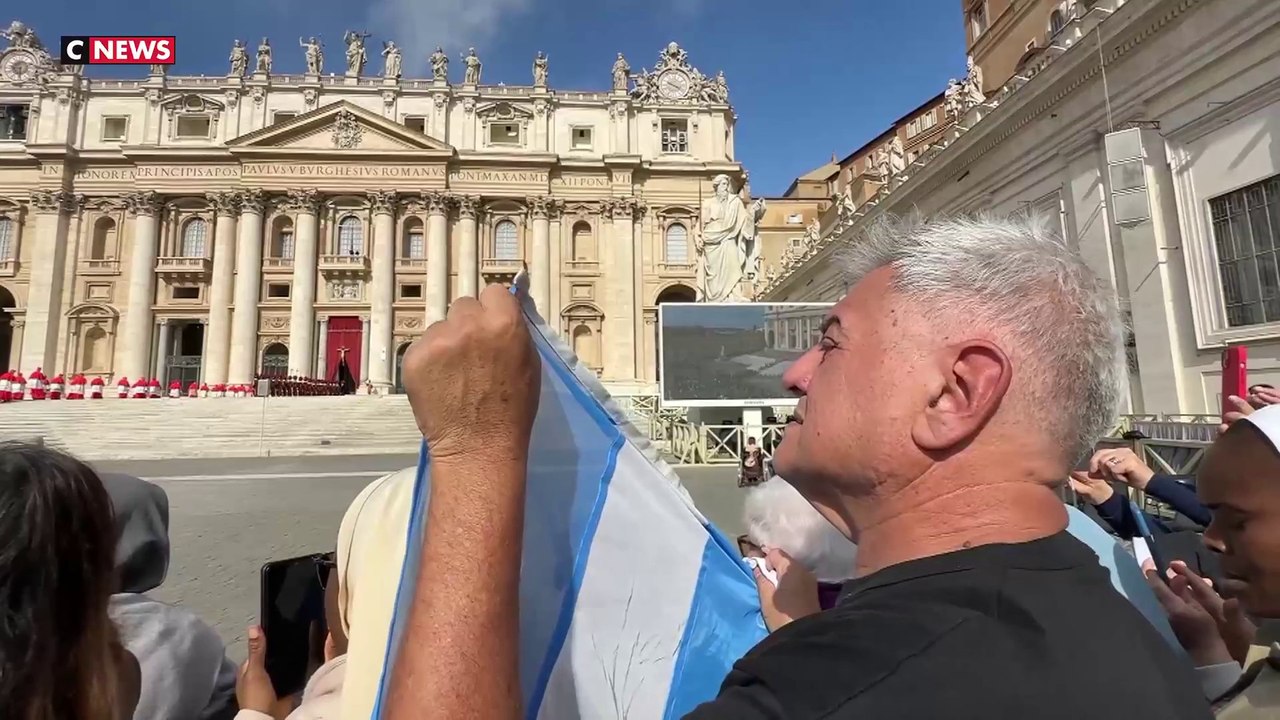 Mort du pape François : des milliers de fidèles présents à la procession du cercueil