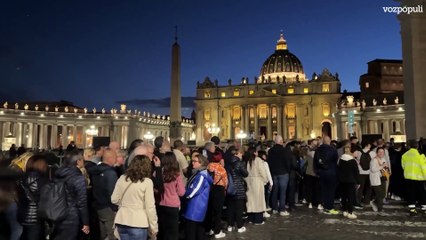 Centenares de personas hacen cola de noche para despedirse del Papa