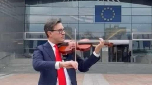 Nardella suona «Bella Ciao» col violino davanti al Parlamento Europeo: «Buona Festa della Liberazione»