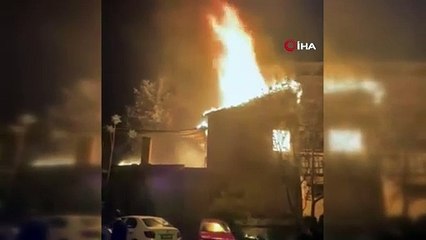Bursa’da 2 katlı tarihi bina alevlere teslim oldu