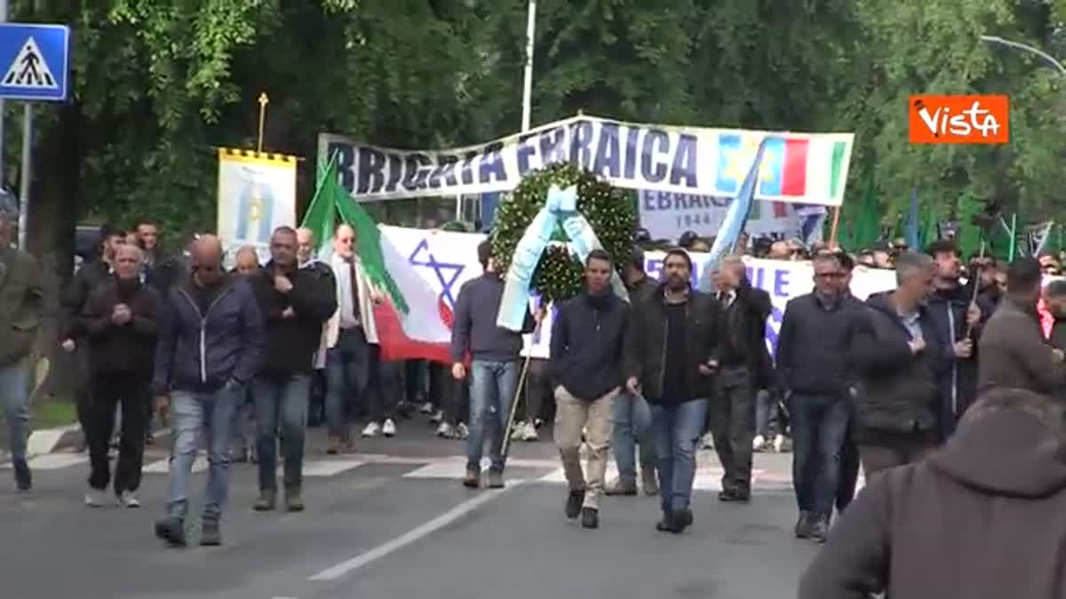 Video Festa della Liberazione, la Comunità ebraica depone una corona di fiori a Porta San Paolo