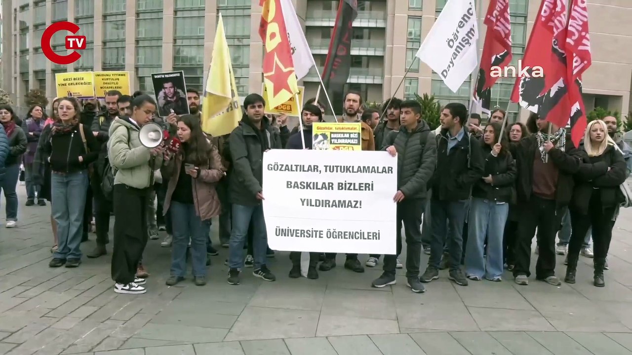 Üniversite öğrencileri, İstanbul Adliyesi önünde... "Hakları gasp edilen arkadaşlarımıza, hep birlikte sahip çıkacağız"