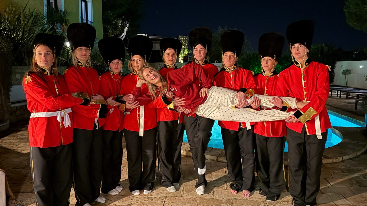 Freunde der US-Braut verkleiden sich als königliche Garde für den Junggesellenabschied der Frau, die den Briten heiratet