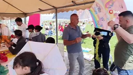 Şiddetli rüzgar uçurtmaları birbirine doladı, öğrencilerin keyifleri yarıda kaldı