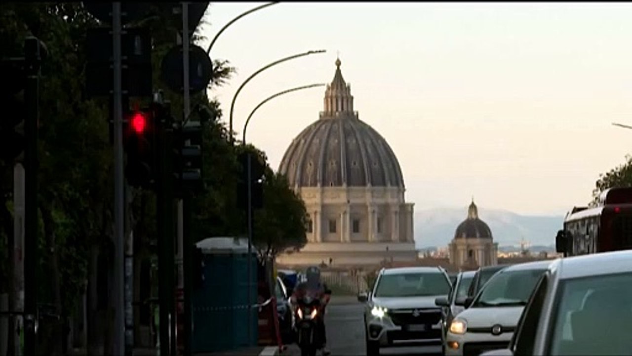 Roma: murale dedicato al Papa con la lista degli ospiti non graditi