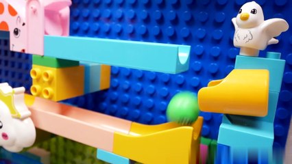 Build A Cloud-like Building Block Track on The Wall [Blocks And Marbles]