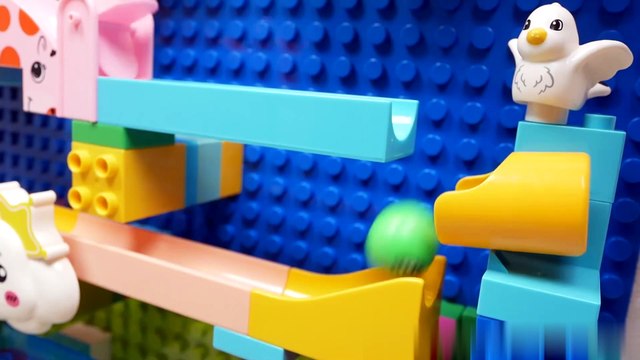 Build A Cloud-like Building Block Track on The Wall [Blocks And Marbles]