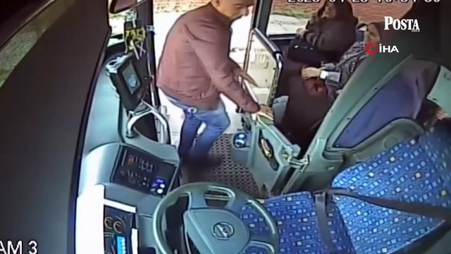 Bingöl'de yolu kapatan boğa kendisine müdahale eden şoförü kovaladı