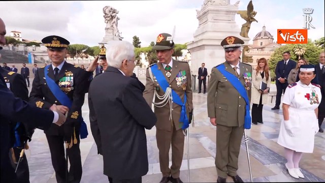 25 Aprile, Mattarella saluta le autorità e lascia l'Altare della Patria dopo la cerimonia