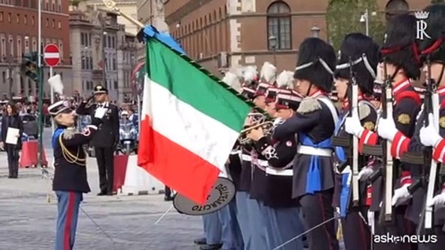 25 aprile, Mattarella depone una corona d'alloro al Milite Ignoto